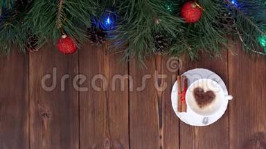 男人`手从桌子上拿起一份礼物和咖啡，一个木制的背景，一份新年礼物，新年假期`礼物